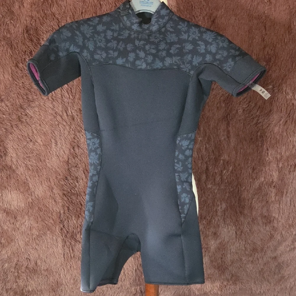 Roxy Black Floral Shorty Wetsuit NWT - Picture 4 of 8